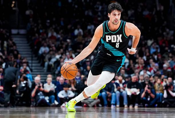 阿夫迪亚：我从小到大都趴着睡觉，现在背上有伤得侧躺着睡